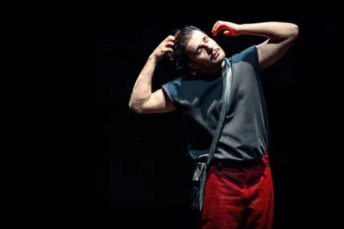 گذر از بازیگری به طرف اجراگری خاطراتی که زمان و مکان را دگرگون می کند